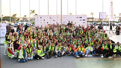 متطوعو معرض القاهرة للكتاب يلتقطون صورة جماعية في اليوم الأخير