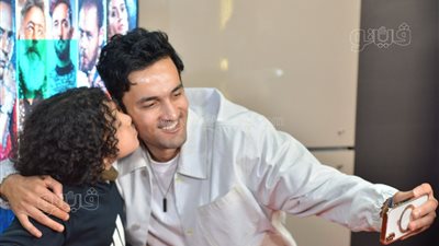 موقف إنساني من حسني شتا مع طفل في العرض الخاص (صور)