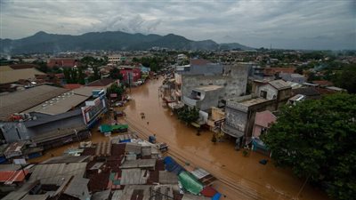 مصرع 14 شخصًا وإجلاء 115 آخرين بسبب الفيضانات والانهيارات الأرضية بإندونيسيا 