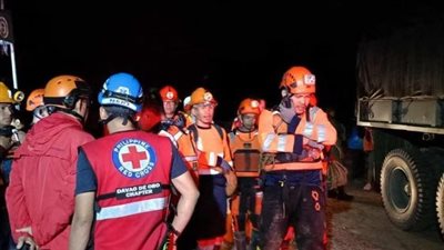 انهيار أرضي في الفلبين يدفن 20 شخصا داخل حافلتين ( فيديو)