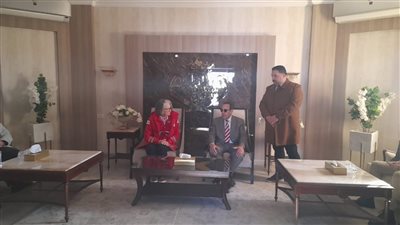 محافظ شمال سيناء يستقبل رئيسة الاتحاد الدولي لجمعيات الصليب والهلال الأحمر بمطار العريش