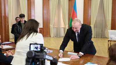 الرئيس الأذربيجاني وأسرته يدلون بأصواتهم في الانتخابات الرئاسية (صور)