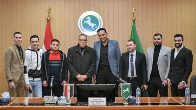 محافظ الشرقية يلتقي بالمتدربين في الطاقة المتجددة