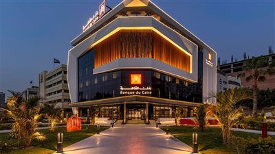 بنك القاهرة يطلق برامج لتمويل شراء السيارات الكهربائية وقروض ألواح الطاقة الشمسية 