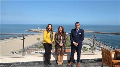 محافظ دمياط وسفيرة الولايات المتحدة الأمريكية تتفقدان كوبري 