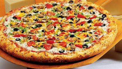 مكونات وطريقة إعداد البيتزا على الطريقة الأمريكية 