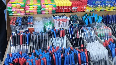 أسعار الأدوات المدرسية في الأسواق بالتزامن مع بدء الفصل الدراسي الجديد.. دستة الكشاكيل 70 جنيها والأقلام بـ 38 ( صور) 