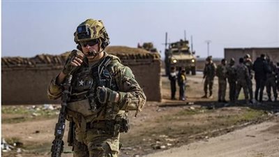 سرب طائرات انتحارية يستهدف قاعدة للجيش الأمريكي في حقل نفط 