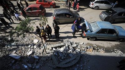 عشرات الشهداء والجرحى في قصف إسرائيلي للمنازل في دير البلح ورفح (صور)