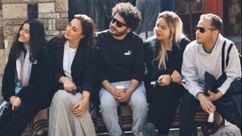 حلا شيحة وفريق عمل
