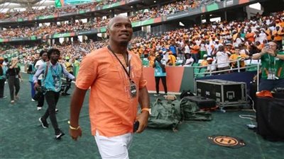 أسقطته أرضا، موقف طريف لـ دروجبا بالمدرجات بعد فرصة ضائعة للمنتخب الإيفواري (فيديو)