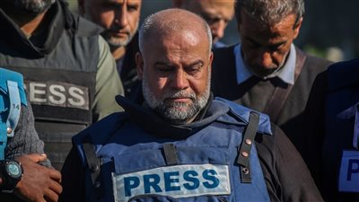 أبو تريكة يقدم واجب العزاء لـ وائل الدحدوح في وفاة والدته (فيديو)