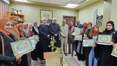 رئيس منطقة الأقصر الأزهرية يكرم المعلمات المشاركات فى معرض القاهرة الدولي للكتاب