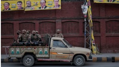 وسط عمليات إرهابية وأزمة اقتصادية، انطلاق الانتخابات العامة في باكستان (صور)