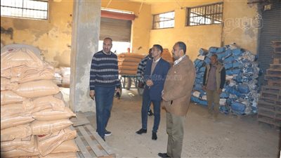 سكرتير بني سويف يتفقد منظومة العمل بمصنع العلف ومنفذ الدواجن 