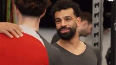محمد صلاح يداعب لاعبي ليفربول في المران (فيديو)