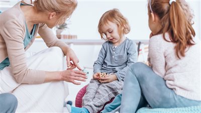 استشاري طب نفسي توجه نصائح لمساعدة الطفل الخجول 