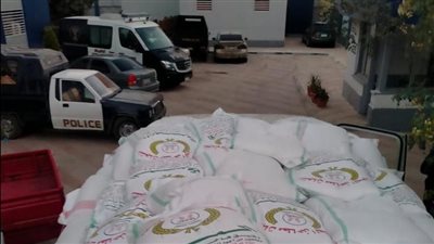 تموين الإسماعيلية تطارد سيارة حاولت الفرار بـ 10 أطنان دقيق (صور) ‏‎