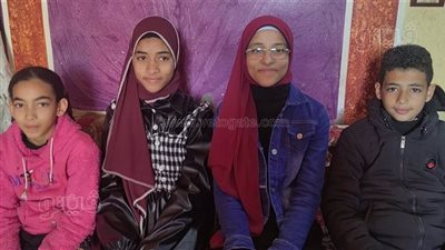 شاهد الفرحة تسيطر على منزل الأولى على الشهادة الإعدادية في امتحانات الفصل الدراسي الأول بأسيوط