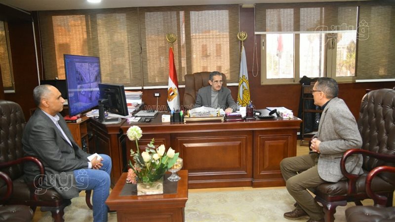 محافظ الغربية يعقد