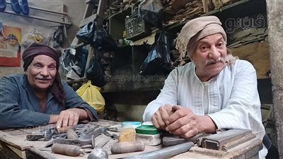 غبريال ونبيل من صناعة الأحذية إلى تصليحها.. الشقيقان لـ فيتو: المهنة على وشك الانهيار.. ومبقاش فيه جلد طبيعي والجاهز رديء الصنع (فيديو وصور)