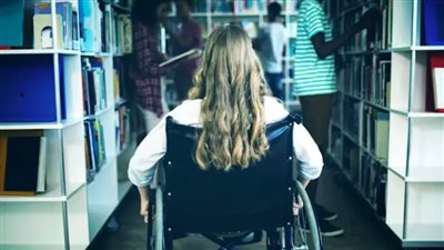 يجبران ابنتهما على استخدام كرسي متحرك لـ 4 سنوات لسبب غريب