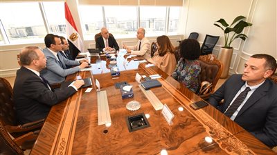 وزير الإسكان يستعرض مع مسئولى الهابيتات التحضيرات لاستضافة مصر للمنتدى الحضرى العالمى WUF12