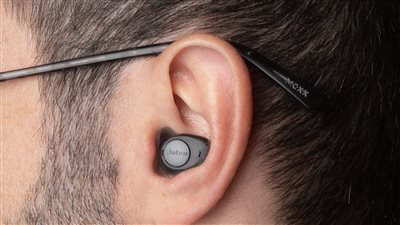 استخراج سماعة من أذن رجل حاول الغش في اختبار قيادة بإيطاليا 