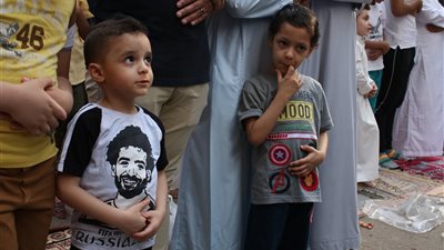 20 صورة ترصد موضة لبس العيد للأطفال.. وتيشيرت 