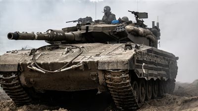 دبابة تابعة لجيش الاحتلال تطلق قذائف على إسرائيل 