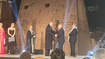 خيري بشارة يمازح حضور مهرجان الأقصر للسينما الأفريقية أثناء تكريمه: البنطلون بيقع مني (فيديو)