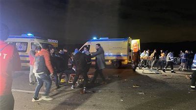 إصابة 15 شخصا في تصادم ميكروباص ونقل بطريق 