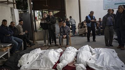 استشهاد 9 فلسطينيين في استهداف طائرات الاحتلال منزلا في دير البلح وسط غزة 