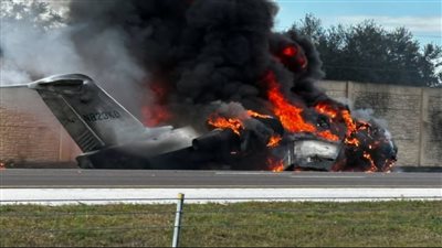 تفاصيل جديدة بشأن اصطدام طائرة بسيارتين وسقوط ضحايا في فلوريدا (فيديو)