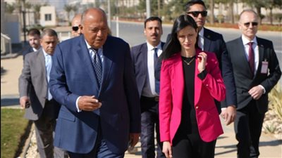 شكري يصطحب وزيرة خارجية بلغاريا مترجلا بالعاصمة الإدارية (صور)