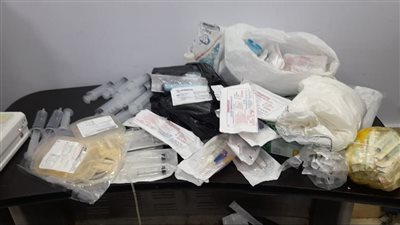 ضبط عيادة غير مرخصة ويديرها أشخاص غير مؤهلين يدعون علاج المواطنين بطرق مستحدثة 
