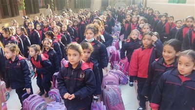 انطلاق الفصل الدراسي الثاني في 12 محافظة.. حضور مرتفع بأول يوم.. تخصيص الحصة الأولى عن تضحيات الشرطة.. وتنبيه بتسليم الكتب