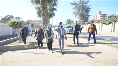 محافظ الغربية يتابع أعمال النظافة بمحيط المدارس بالسنطة (صور)