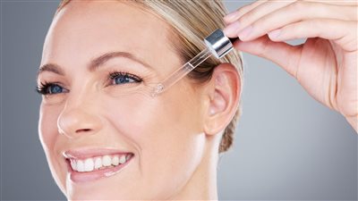 ما هو الريتينول، وفوائده للبشرة وآثاره الجانبية