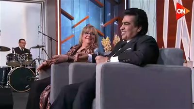 أحمد عدوية وزوجته وأحفاده ضيوف لميس الحديدي في 