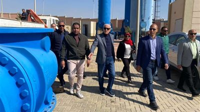نائب رئيس هيئة المجتمعات العمرانية يتابع إصلاح عطل محطة المستثمرين للصرف الصحي بالقاهرة الجديدة