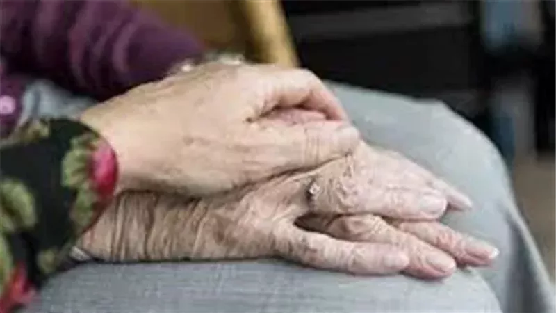 حق بر الأم وثوابه