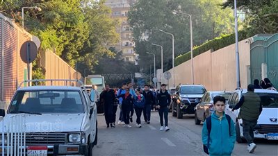 جرس الحصة ضرب، بدء توافد الطلاب على مدارس القاهرة والجيزة في أول أيام الترم الثاني (صور) 