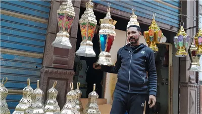 زينة الشهر الكريم، رحلة صناعة فوانيس رمضان داخل أقدم ورشة في الغربية (فيديو)