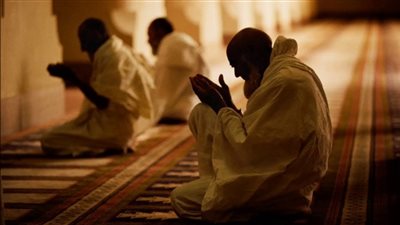 الإفتاء توضح حكم رفع اليدين بالدعاء أثناء خطبة الجمعة