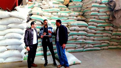 ضبط 85 طن أعلاف مجهولة المصدر داخل مصنع بدون ترخيص بالبحيرة 