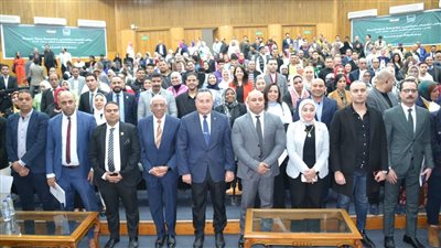 رئيس جامعة الإسكندرية يكرم متطوعي مؤسسة حياة كريمة من طلاب الجامعة 