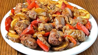 طريقة عمل السجق بالبصل والطماطم، أكلة سريعة وموفرة