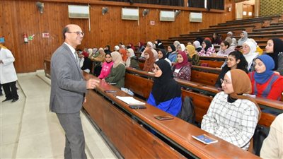 رئيس جامعة أسيوط يتفقد الطلاب وقاعات المحاضرات للاطمئنان على انتظام الدراسة