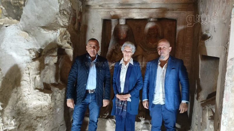 ترميم مقبرة الكاتب